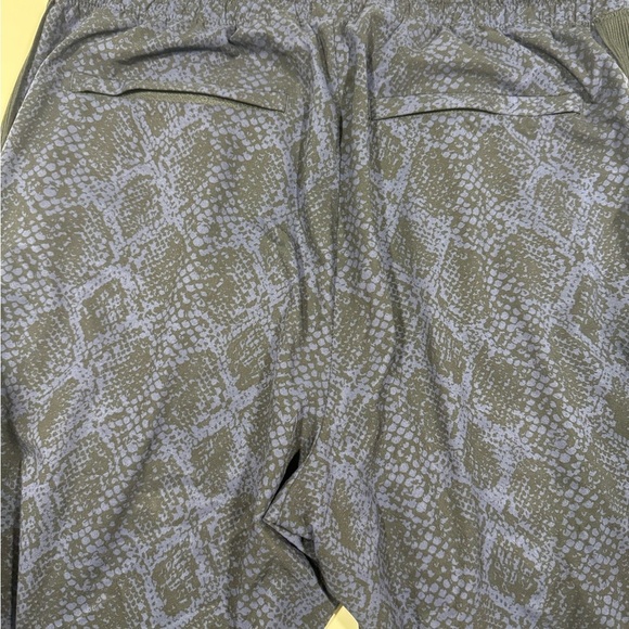 Women’s Athleta Snakeskin Print Cuffed Brooklyn Jogger Pants Size 4 EUC - Picture 11 of 14
